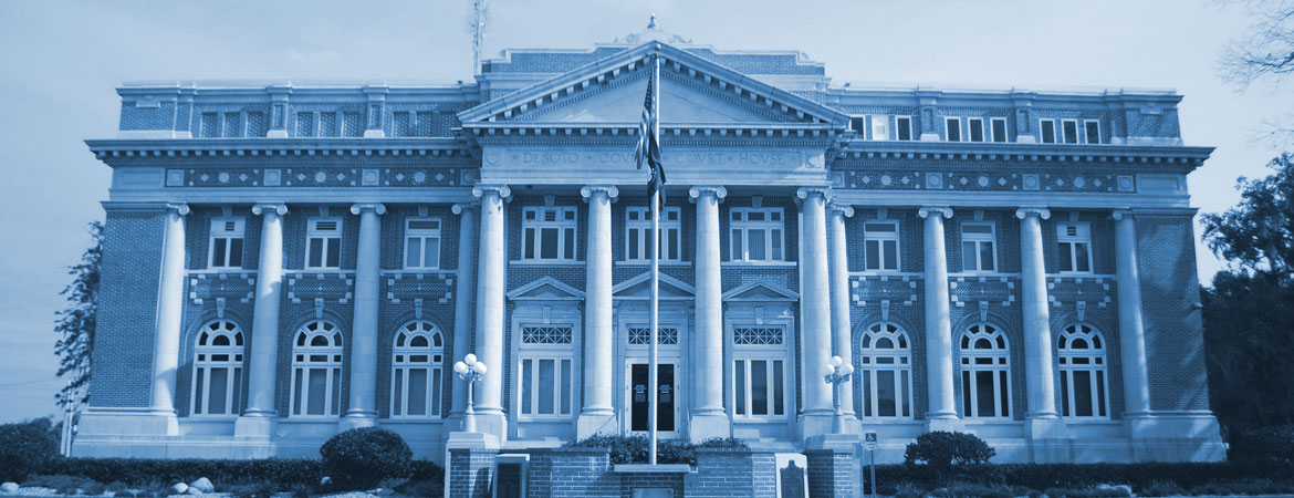 Front view of the DeSoto County Courthouse